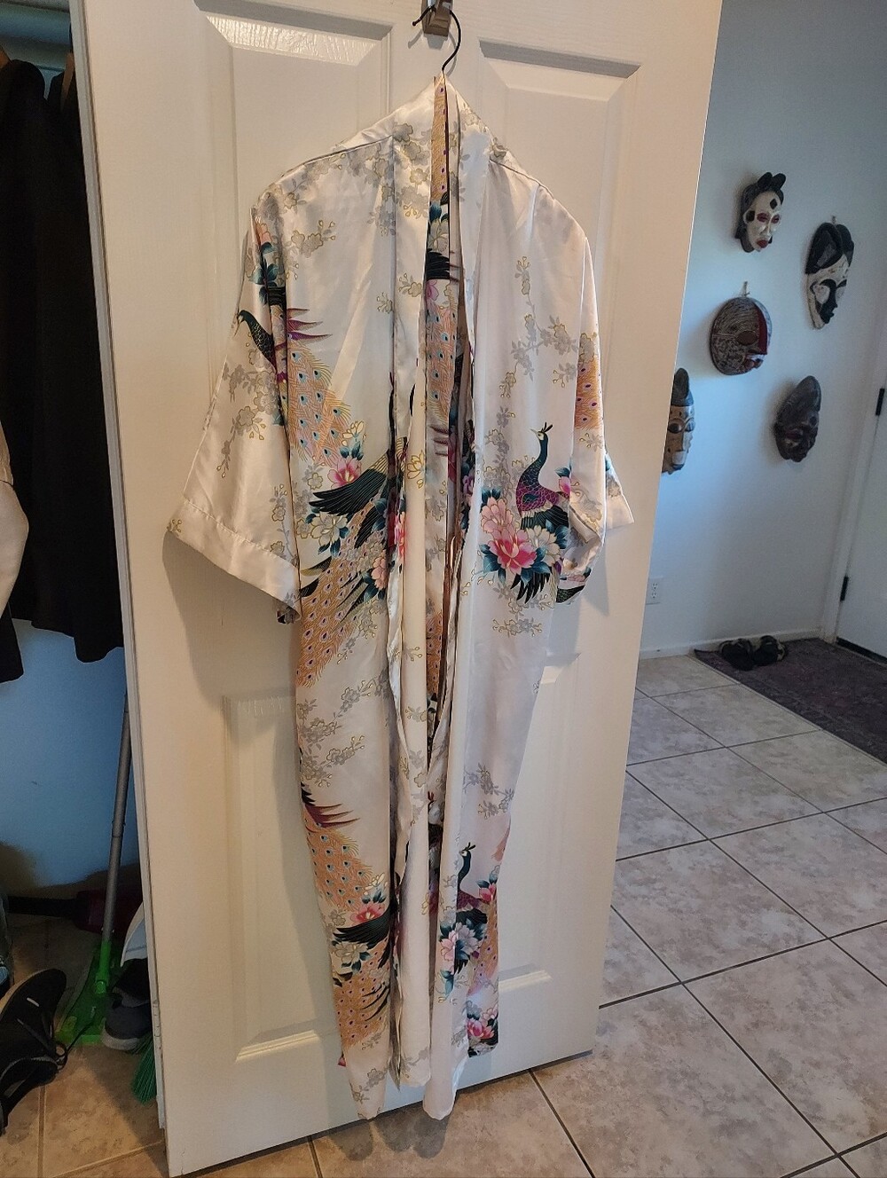Kim + Ono Silk-Feel Peacock Print Kimono Robe in White , Beautiful, No Flaws